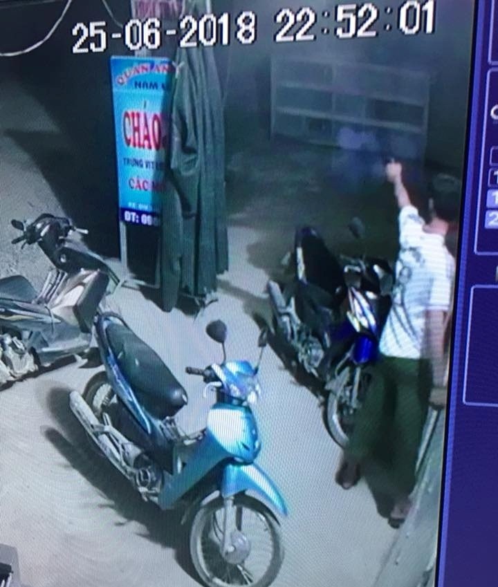 Công an huyện vào cuộc vụ Trưởng Công an xã nổ súng giải tán đám đông - 1 Hình ảnh Trưởng Công an xã Thọ Trường nổ súng được cắt từ clip.