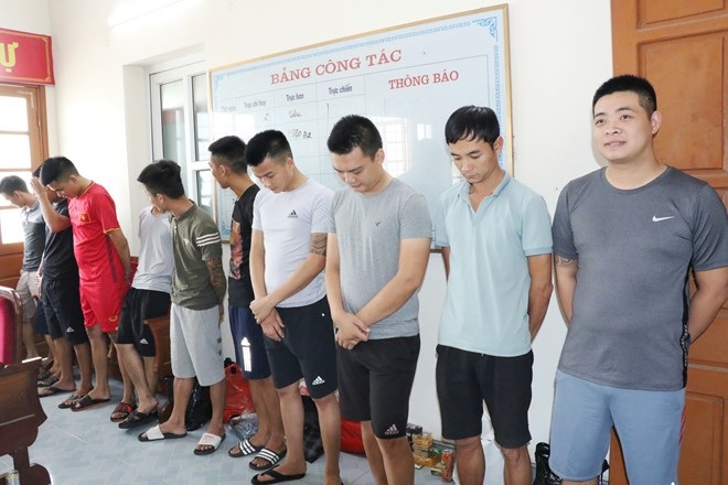 Bắt đường dây cá độ World Cup qua mạng quy mô hàng chục tỷ đồng - 1 Các đối tượng tại cơ quan điều tra (Ảnh do công an cung cấp)