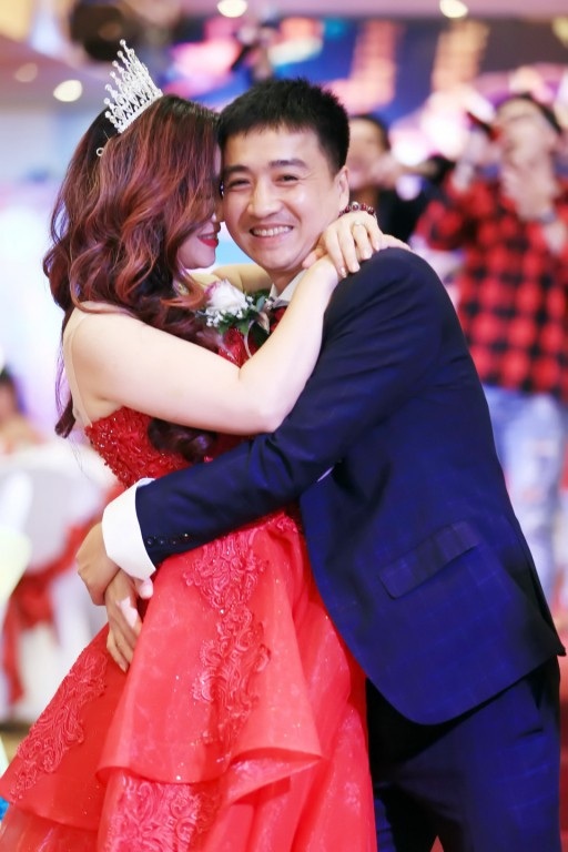 Diễn viên Hoàng Yến: “Chồng tôi ghen có thương hiệu nhưng tôi còn ghen gấp đôi” - 2 Vợ chồng Hoàng Yến không ngại thể hiện tình cảm với nhau trong buổi tiệc.