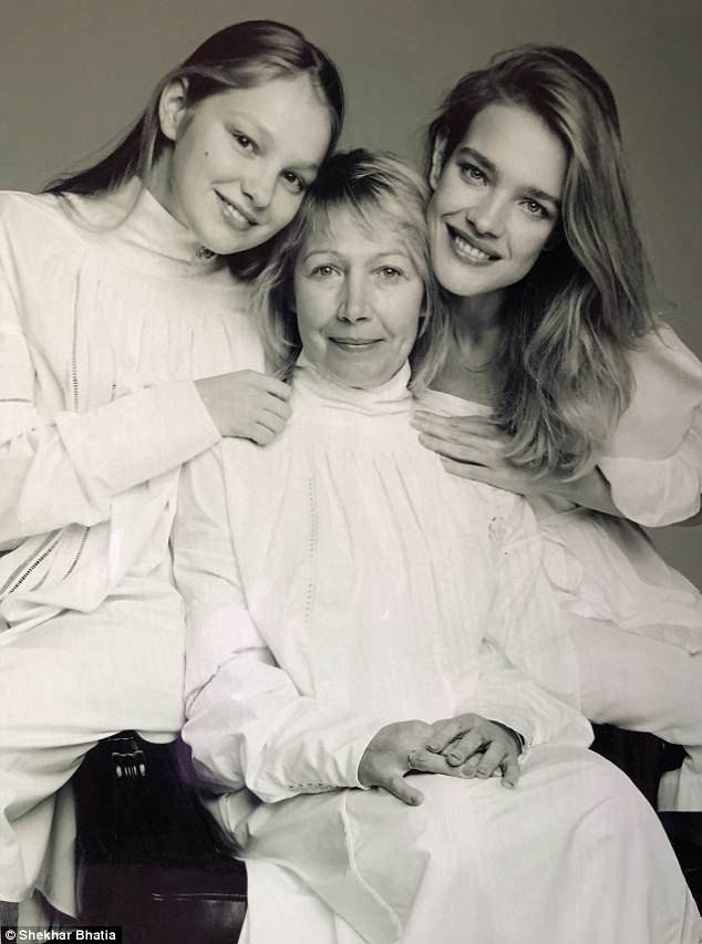 Natalia (phải) chụp ảnh với mẹ và một người em gái.