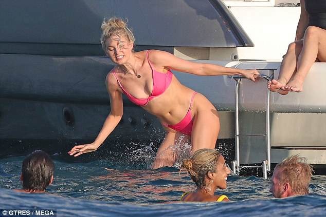 Elsa Hosk khoe dáng thanh mảnh - 3
Elsa Hosk từng là vận động viên bóng rổ chuyên nghiệp trước khi trở thành người mẫu thời trang