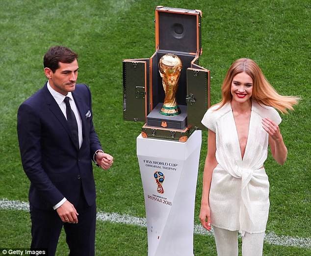 Từ cô gái bán hoa quả ngoài chợ, thành người mẫu nâng tượng vàng World Cup - 2 Trong lễ khai mạc World Cup, Natalia đã cùng với thủ môn nổi tiếng Iker Casillas mang cúp vô địch ra sân vận động.