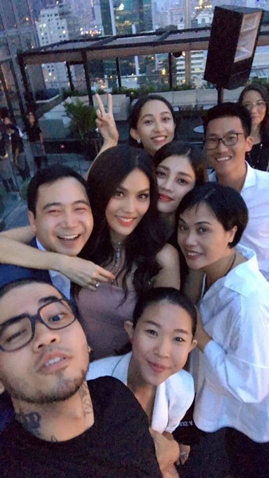 Siêu mẫu Lan Khuê bật khóc khi bất ngờ được bạn trai đại gia cầu hôn - 11 Cả hai hạnh phúc trong sự chúc mừng của bạn bè