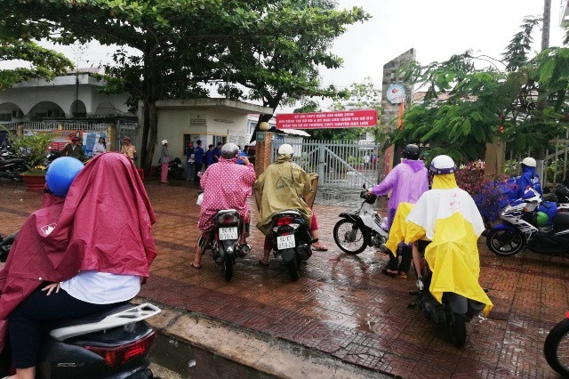 Đề Sử, Địa hơi dài, đề Giáo dục Công dân dễ kiếm điểm - 20 Phụ huynh Bạc Liêu đội mưa đón con buổi thi cuối. (Ảnh: Huỳnh Hải)