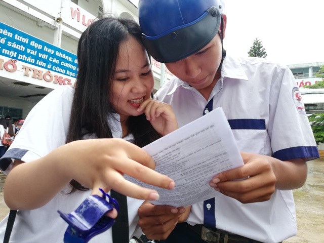 Đề Sử, Địa hơi dài, đề Giáo dục Công dân dễ kiếm điểm - 19 Thí sinh Bạc Liêu xem lại đề thi môn Đại lý. (Ảnh: Huỳnh Hải)
