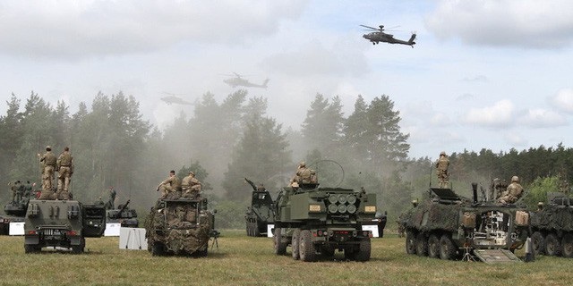 NATO tập trận rầm rộ liên tiếp gần biên giới Nga - 2
Các binh sĩ tham gia cuộc tập trận Saber Strike 2018 tại Ba Lan ngày 15/6 (Ảnh: Reuters)