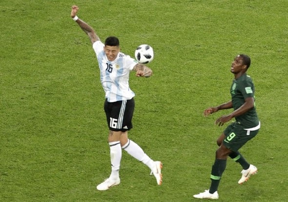 Cựu trọng tài FIFA Lương Thế Tài: “Trọng tài chính xác khi không thổi phạt đền Rojo” - 1 Tình huống bóng chạm tay Rojo ở phút 75