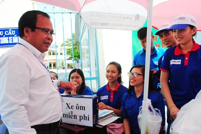 Cụm thi Bạc Liêu: Không thí sinh nào vi phạm quy chế thi - 2 Giám đốc Sở GD&ĐT tỉnh Cà Mau đến thăm, động viên các tình nguyện viên hỗ trợ kỳ thi.