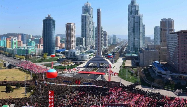 Ông Kim Jong-un “bật đèn xanh” mở cửa, giá nhà ở Triều Tiên tăng vọt - 1 Khu phức hợp nhà ở nằm trên phố Ryomyong ở thủ đô Bình Nhưỡng được khánh thành hồi tháng 4/2017 (Ảnh: Getty)
