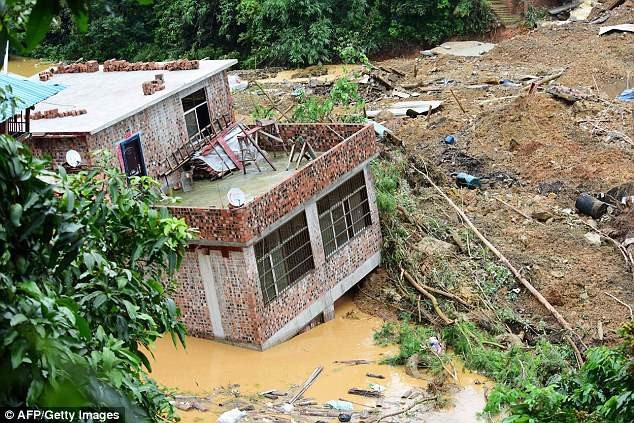 Trung Quốc: Tòa nhà 6 tầng đổ sập trong chớp mắt vì mưa lũ - 2
(Ảnh: AFP)