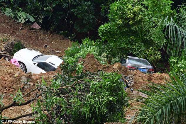 Trung Quốc: Tòa nhà 6 tầng đổ sập trong chớp mắt vì mưa lũ - 3
(Ảnh: AFP)