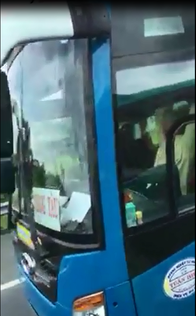Hình ảnh tài xế lái xe khách bằng chân được cắt từ clip.