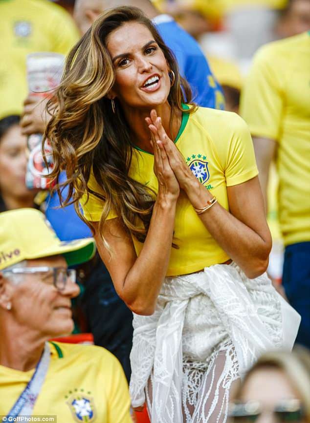 Thiên thần nội y Izabel Goulart nổi bật khi đi xem bóng đá - 1
Izabel Goulart nổi bật trên khán đài trong trận đấu giữa Serbia - Brazil rạng sáng nay giờ Việt Nam