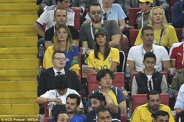 Alessandra Ambrosio sành điệu đi xem World Cup - 3
Cựu thiên thần nội y nổi bật trên khán đài