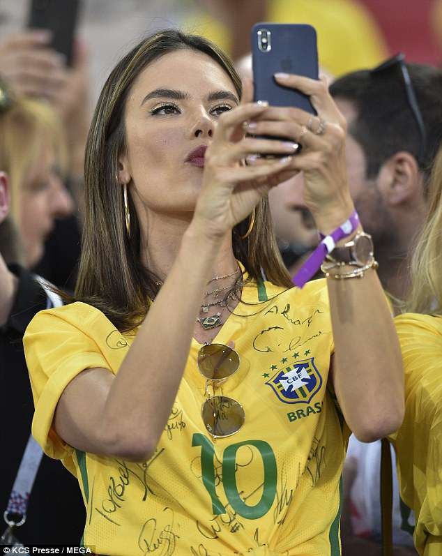 Alessandra Ambrosio sành điệu đi xem World Cup - 4
Alessandra Ambrosio liên tục lấy điện thoại ra chụp hình diễn biến trên sân