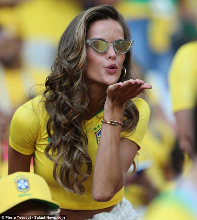 Thiên thần nội y Izabel Goulart nổi bật khi đi xem bóng đá - 5
Cô cổ vũ liên tục cho các cầu thủ đội nhà