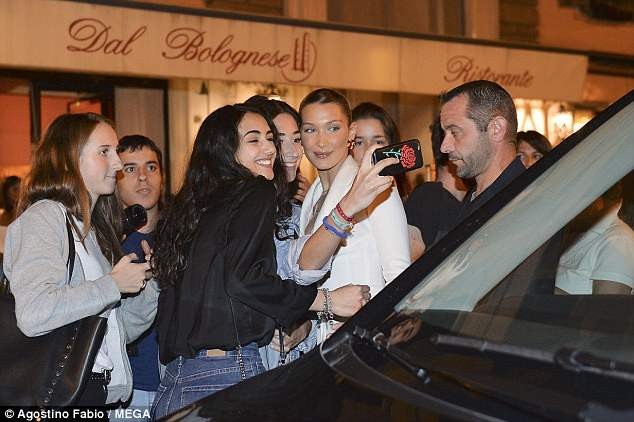 Bella Hadid khoe ngực đầy ra phố - 4
Fans bao vây người đẹp cao 1,74m xin chụp ảnh cùng