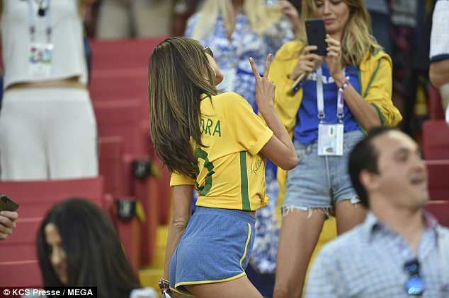 Alessandra Ambrosio sành điệu đi xem World Cup - 5
Cô cũng không quên ghi lại những hình ảnh đáng nhớ của bản thân tại 1 kỳ World Cup sôi động như thế này