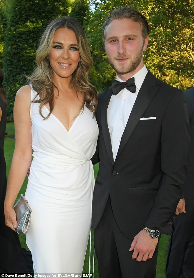 Nicole Scherzinger khoe vòng một sexy - 5
Elizabeth Hurley thanh lịch và quyến rũ dự tiệc