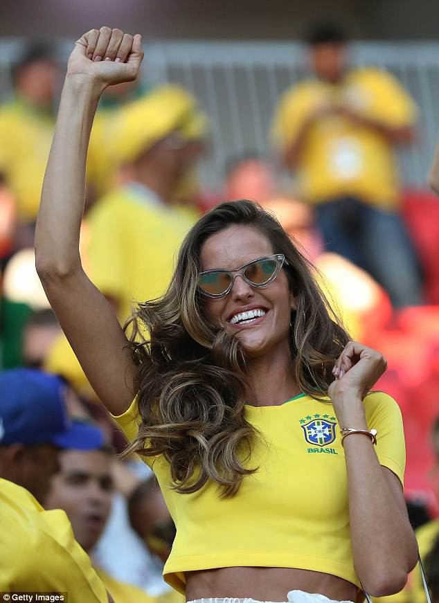 Thiên thần nội y Izabel Goulart nổi bật khi đi xem bóng đá - 7
Bạn trai siêu mẫu - Kevin Trapp là thủ môn dự bị của đội tuyển Đức năm nay