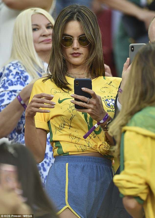 Alessandra Ambrosio sành điệu đi xem World Cup - 7
Cựu siêu mẫu Victorias Secret sành điệu và cuốn hút với trang phục năng động.