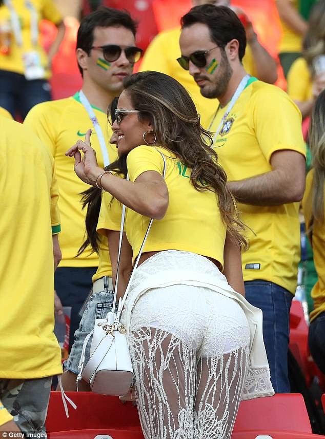 Thiên thần nội y Izabel Goulart nổi bật khi đi xem bóng đá - 8
Trong khi Brazil dễ dàng lọt vào vòng trong thì nhà vô địch Đức gây sốc khi thua Hàn Quốc tối qua và phải xách va li trở về nước.
