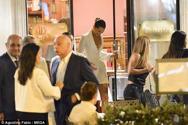 Bella Hadid khoe ngực đầy ra phố - 7
Chân dài người Mỹ là một trong những siêu mẫu hạng A hiện nay với cát sê ngất ngưởng.