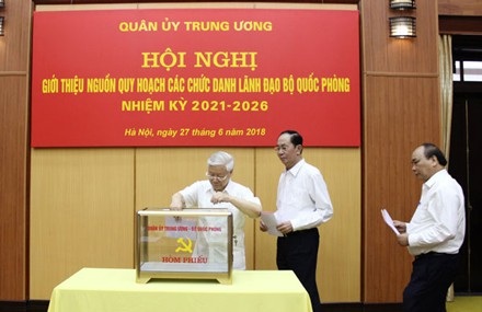 Bỏ phiếu giới thiệu nguồn quy hoạch lãnh đạo Bộ Quốc Phòng - 3
Tổng Bí thư Nguyễn Phú Trọng, Chủ tịch nước Trần Đại Quang, Thủ tướng Chính phủ Nguyễn Xuân Phúc, bỏ phiếu giới thiệu nhân sự nguồn quy hoạch các chức danh lãnh đạo Bộ Quốc phòng nhiệm kì 2021-2026.
