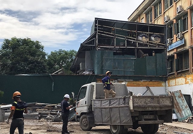 Hà Nội: Cưỡng chế công trình không phép trên mương Phan Kế Bính - 6 Cùng với việc phá dỡ, các vật liệu của công trình sai phạm được di chuyển luôn ra bên ngoài