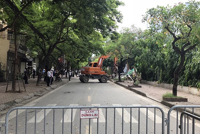 Hà Nội: Cưỡng chế công trình không phép trên mương Phan Kế Bính - 4
Máy xúc, máy phá dỡ công trình được huy động.