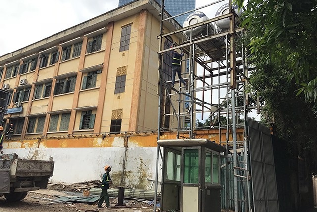 Hà Nội: Cưỡng chế công trình không phép trên mương Phan Kế Bính - 8
Trước khi cưỡng chế, quận Ba Đình và phường Cống Vị cũng đã yêu cầu chủ các điểm kinh doanh ở đây tự di dời.