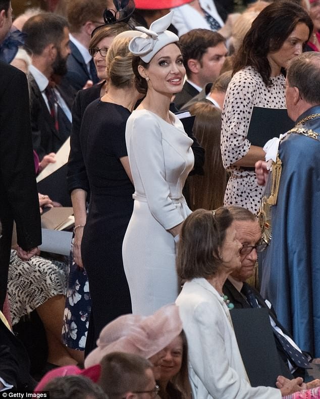 
Cô đưa cả 6 đứa con đi theo cùng
