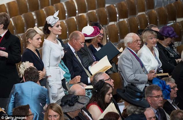 
Jolie đi Iraq trong dịp ngày lễ của Cha vừa qua và Pitt có điều kiện được ở bên các con trong dịp này
