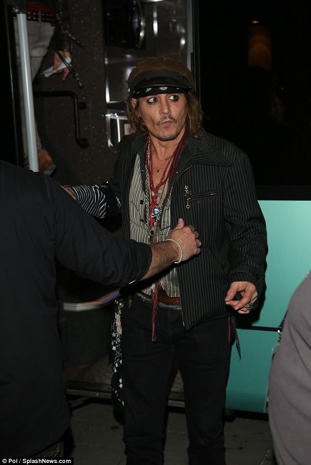 Con trai Johnny Depp nhập viện cấp cứu - 1
Johnny Depp đang có mặt tai Đức để thực hiện chuyến lưu diễn châu Âu của anh và ban nhạc của mình.