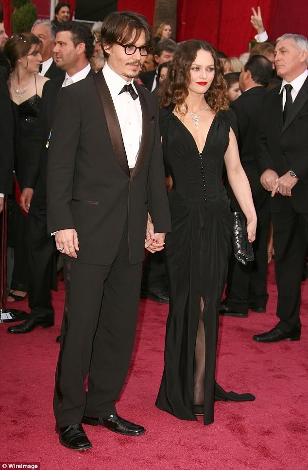 Con trai Johnny Depp nhập viện cấp cứu - 6
Johny Depp và Vanessa Paradis đã gắn bên bên nhau từ năm 1998 tới năm 2012.