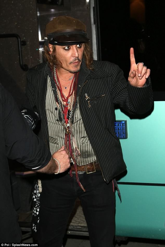 Con trai Johnny Depp nhập viện cấp cứu - 3 Con trai Johnny Depp nhập viện cấp cứu - 3