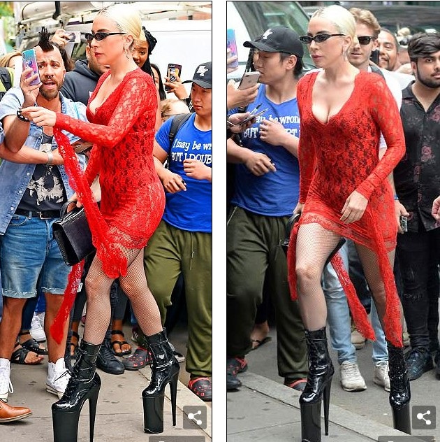 
Cận cảnh đôi giày cao khủng của ca sỹ tóc vàng
