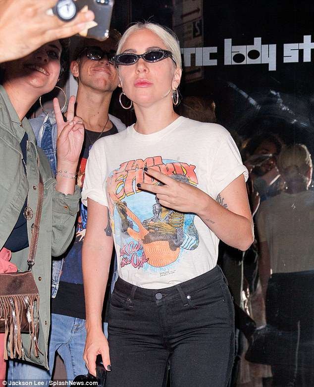 Lady Gaga mặc váy xuyên thấu đi giày siêu cao ra phố - 11