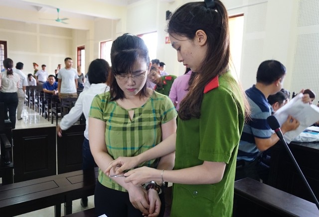 Người đàn ông được hot girl ngân hàng khai cho vay 12 tỷ từ chối trả lời luật sư - 4 Kết thúc phần xét hỏi, HĐXX tuyên bố tạm dừng phiên tòa đến ngày 5/7 để làm rõ dòng tiền đi mà Lam đã chiếm đoạt