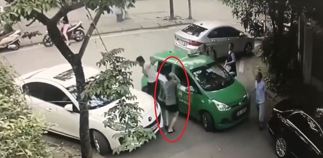 Hà Nội: Khởi tố vụ án tài xế taxi Mai Linh bị "choảng" gạch - 1 Hình ảnh Nguyễn Vũ Thái (khoanh đỏ) cầm gạch tấn công anh Đinh Văn Điềm.