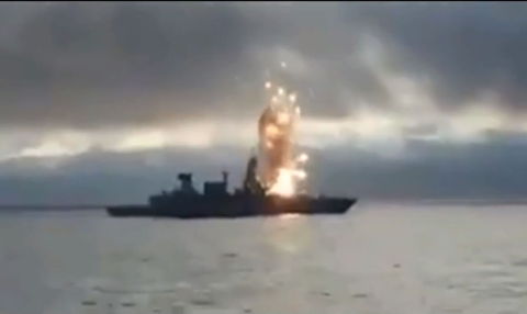 
Chiến hạm Đức phát nổ khi phóng tên lửa SM-2.
