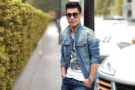 Travis Nguyễn: “Kỷ niệm đau thương khi phải đền tiền đồ 100 triệu đồng” - 5 Travis Nguyễn tâm sự thêm về nghề của mình, anh chia sẻ: “Ở Việt Nam, nghề stylist còn mới, hầu như mọi người phải tự lên mạng tìm kiếm, cập nhật những xu hướng mới để bổ sung kiến thức. Có những thứ sẽ làm tốt nhưng có những thứ sẽ không hoàn hảo. Nhưng điều quan trọng là chúng ta đang học hỏi trau dồi thêm để cho những sản phẩm của chính mình ngày càng phong phú hơn. Với thời trang, nó luôn luôn tiến triển không ngừng nhưng vẫn quay vòng và ở mỗi một năm chúng ta lại thấy có những xu hướng mới và những người stylist đều phải cập nhật cho mình để những sản phẩm của mình được tốt hơn...”