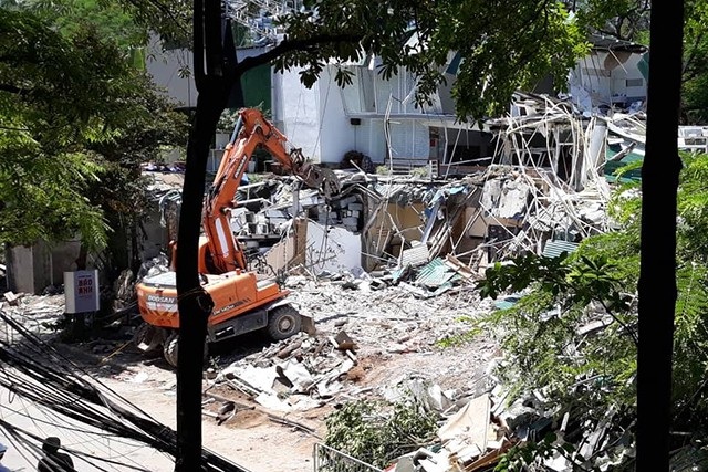 “Công trường” phá dỡ nhà sai phạm trên mương Phan Kế Bính - 1 Lực lượng chức năng quận Ba Đình bắt đầu cưỡng chế công trình không phép trên mương Phan Kế Bính từ sáng ngày 28/6