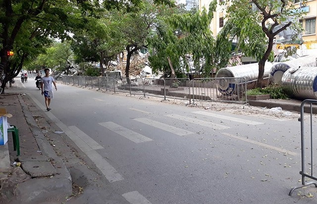 “Công trường” phá dỡ nhà sai phạm trên mương Phan Kế Bính - 9 Đến gần trưa nay, lực lượng chức năng đã nới lỏng các hàng rào chắn để người dân đi lại khu vực xung quanh mương Phan Kế Bính