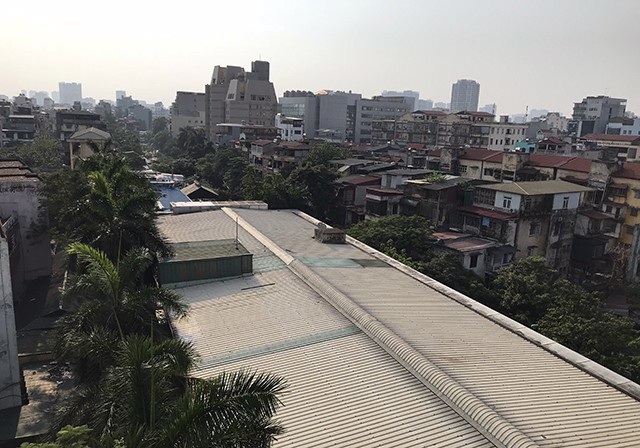 “Công trường” phá dỡ nhà sai phạm trên mương Phan Kế Bính - 10 Trước khi cưỡng chế, lực lượng chức năng đã thông báo cho chủ nhà hàng, cơ sở kinh doanh trên mương Phan Kế Bính tự di dời sang địa điểm mới.