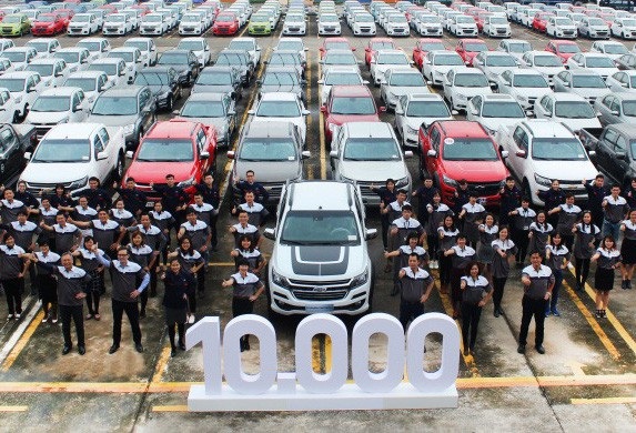 142321-gm-viet-nam-cung-nhan-vien-ky-niem-su-kien-chevrolet-dat-moc-10-nghin-xe-duoc-ban-ra-trong-nam-2017-crop 142321-gm-viet-nam-cung-nhan-vien-ky-niem-su-kien-chevrolet-dat-moc-10-nghin-xe-duoc-ban-ra-trong-nam-2017-crop