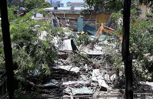 “Công trường” phá dỡ nhà sai phạm trên mương Phan Kế Bính - 2 Sau hai ngày làm việc, các công trình không phép trên mương Phan Kế Bính đã bị phá gần xong