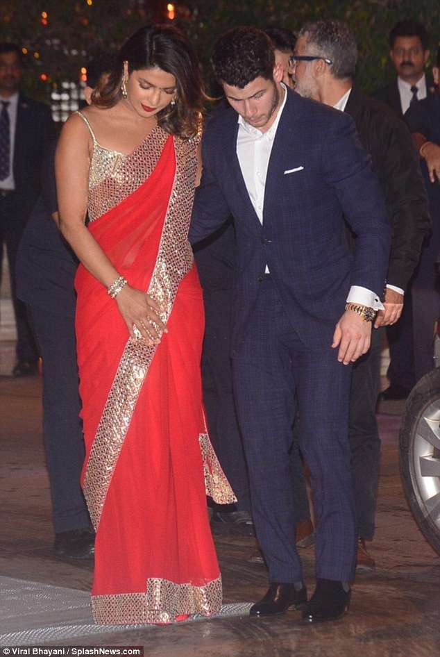 Hoa hậu thế giới hạnh phúc bên bạn trai kém 10 tuổi - 3
Priyanka Chopra kiêu sa trong bộ trang phục truyền thống của phụ nữ Ấn Độ