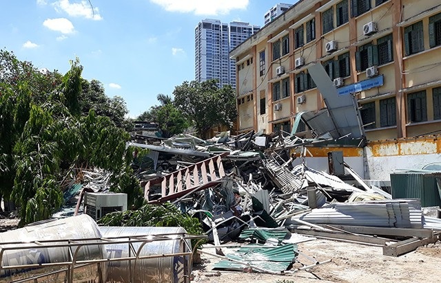 “Công trường” phá dỡ nhà sai phạm trên mương Phan Kế Bính - 4 Các công trình không phép trước đây trên mương Phan Kế Bính hiện nay trở thành đống đổ nát