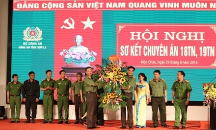 Giám đốc Công an Sơn La nói về cuộc đấu súng tiêu diệt 2 trùm ma tuý khét tiếng - 3
Bộ Trưởng Bộ Công an, Thượng tướng Tô Lâm, Uỷ viên Bộ Chính trị tặng hoa cho ban chuyên án.